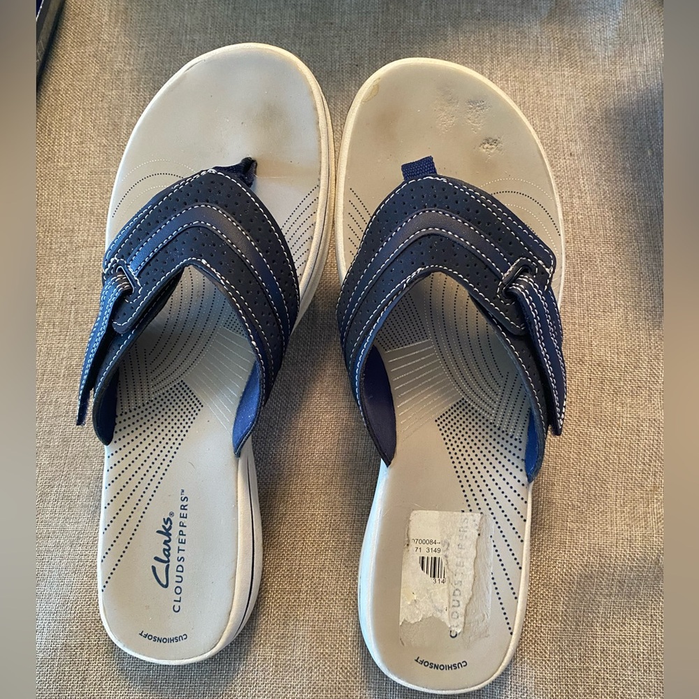 Like new Navy Clarke’s Cloudsteppers.  Worn once.  EUC, sz 9.